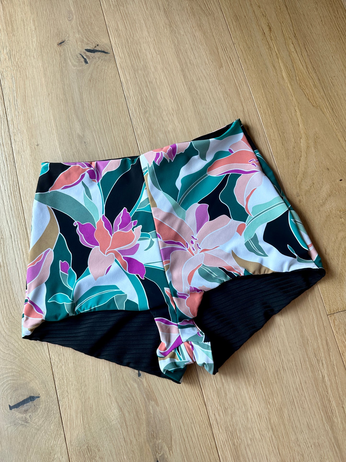 Oasis x Black Rib Shortie M
