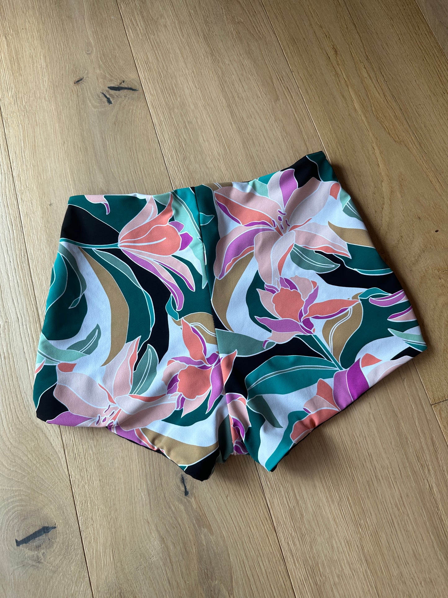 Oasis x Black Rib Shortie M