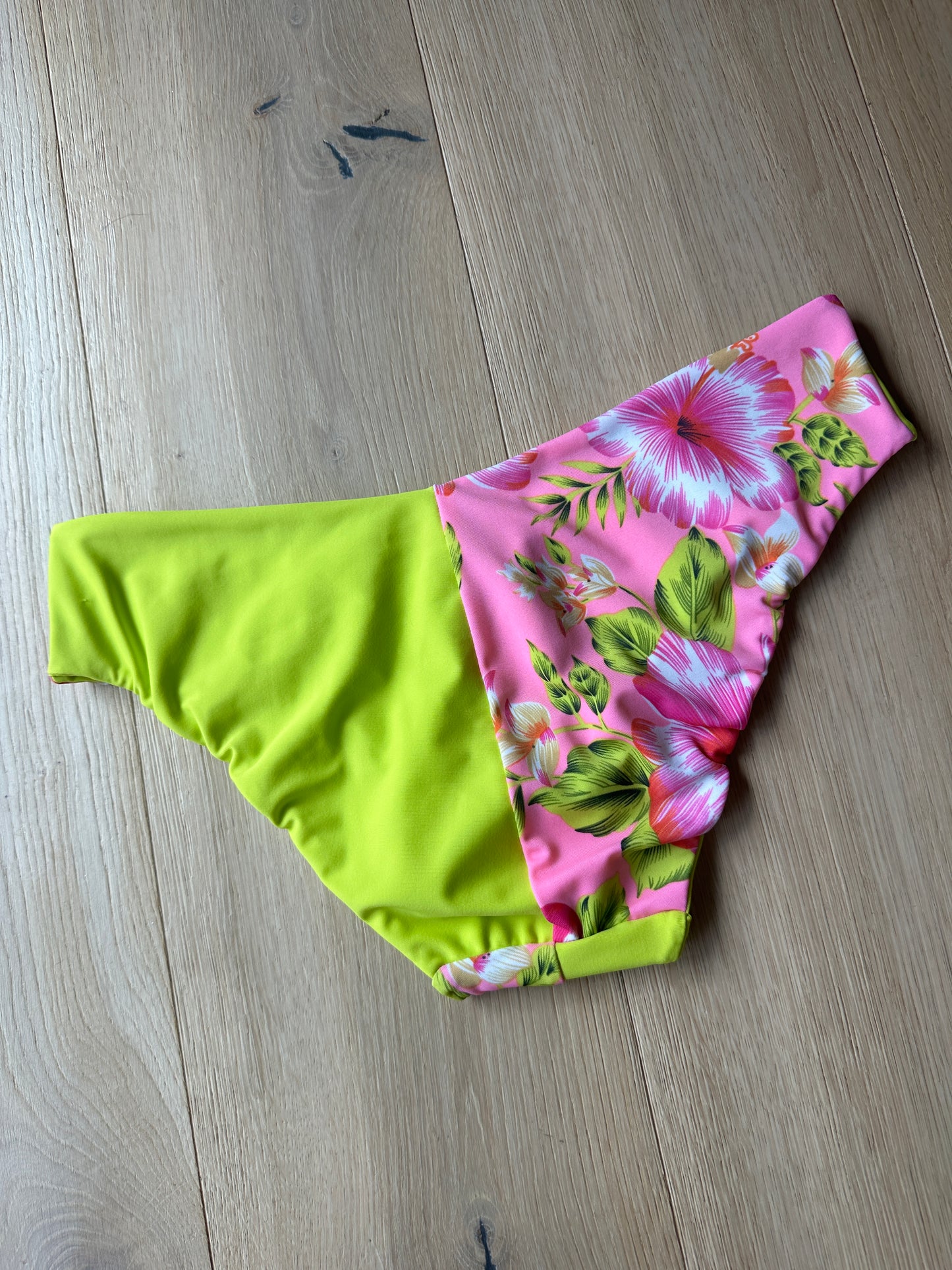 Big Island x Lime Moderate Cheeky M