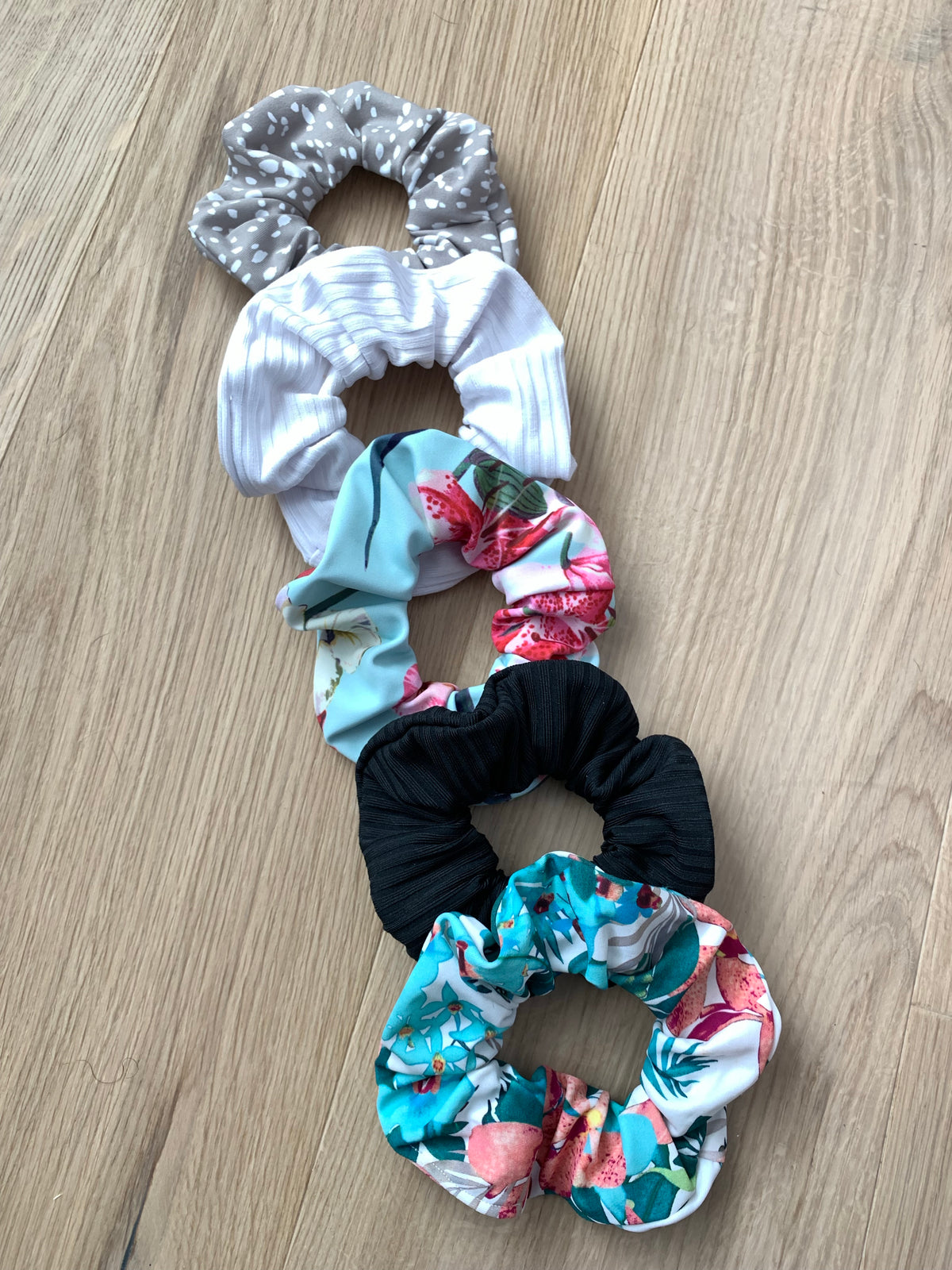 C A Y E S  scrunchie