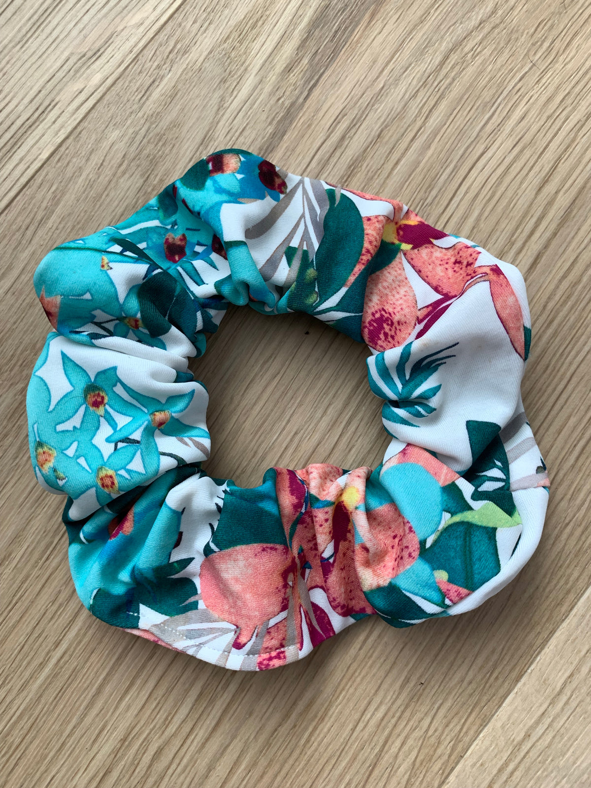 C A Y E S  scrunchie