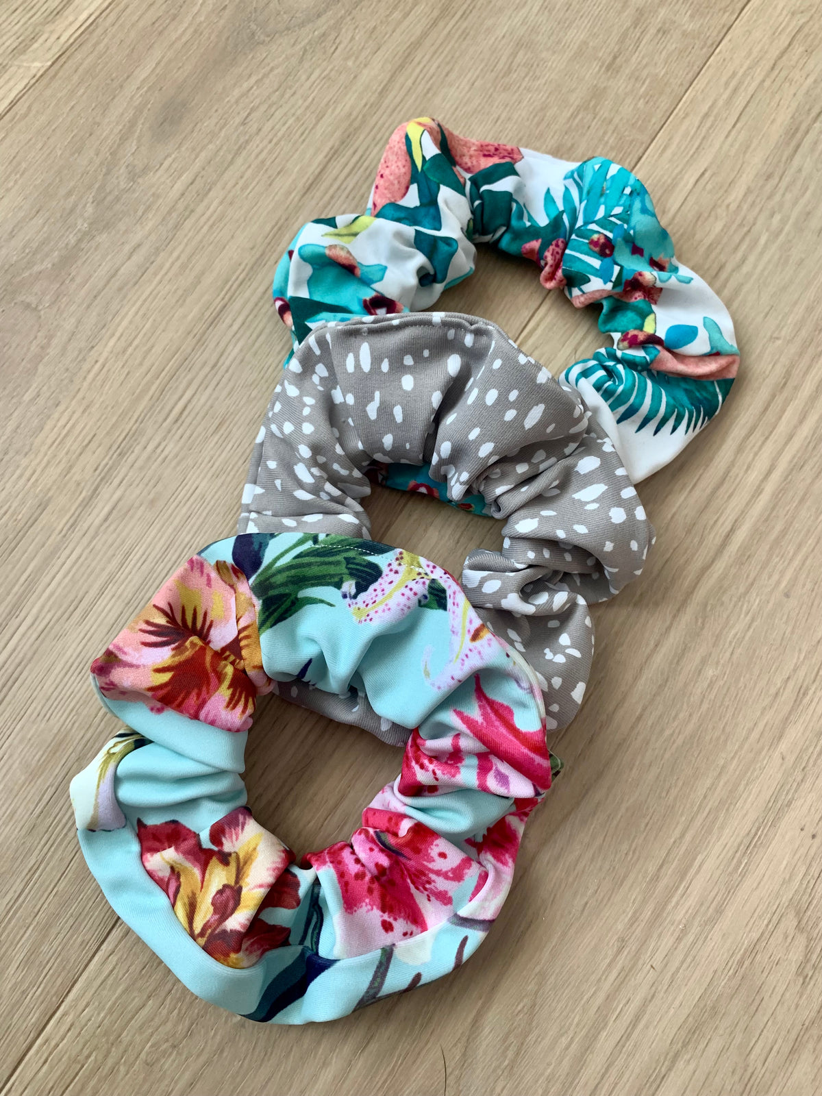 C A Y E S  scrunchie