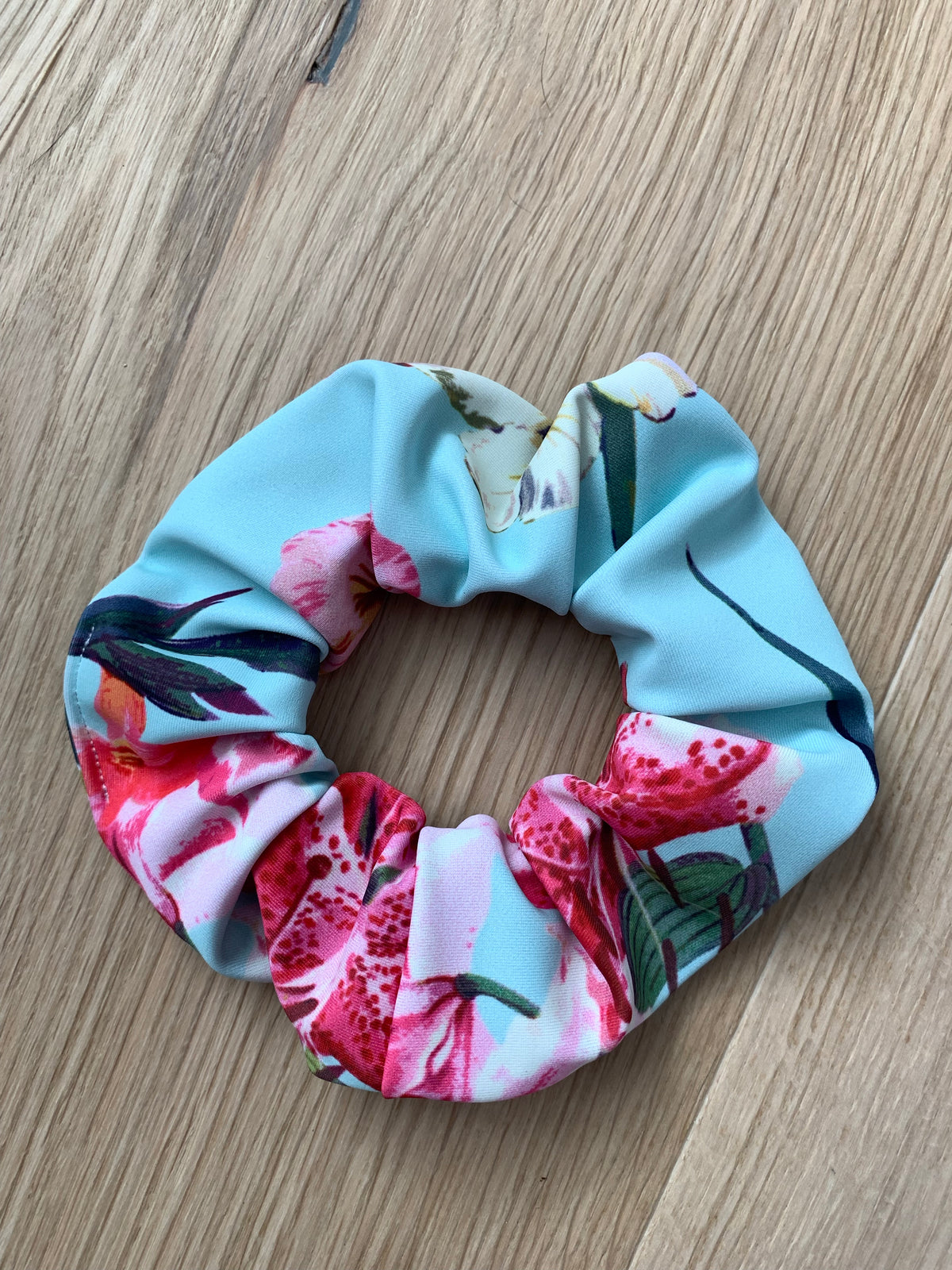 C A Y E S  scrunchie